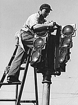 Lắp đặt đèn tín hiệu giao thông của Garrett Morgan.