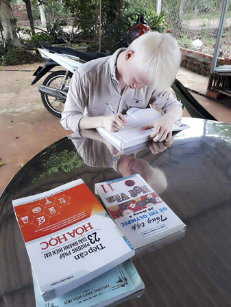 Hiệu say sưa làm bài tập thực hành môn tiếng Anh.
