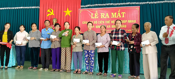 Tại lễ ra mắt CLB, các tổ chức, đơn vị, nhà tài trợ đã tặng 30 suất quà, mỗi suất 200.000 đồng cho các thành viên khó khăn.