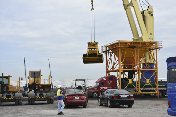 Bốc dỡ hàng nông xá tại cảng Dịch vụ Tổng hợp Hưng Thái-Vina Logistics.