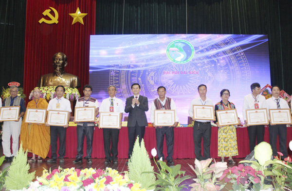 Ông Nông Quốc Tuấn, Thứ trưởng, Phó Chủ nhiệm Ủy ban Dân tộc trao Bằng khen cho các tập thể và cá nhân có thành tích xuất sắc trong thực hiện quyết tâm thư và chương trình hành động của Đại hội đại biểu các DTTS lần thứ II/2014.