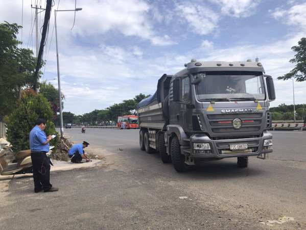 Lực lượng Thanh tra giao thông kiểm tra các phương tiện vận chuyển hàng hóa trên Quốc lộ 51.