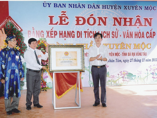 Đình Xuyên Mộc thờ Thống binh Hồ Văn Quý được công nhận là di tích lịch sử văn hóa cấp tỉnh.