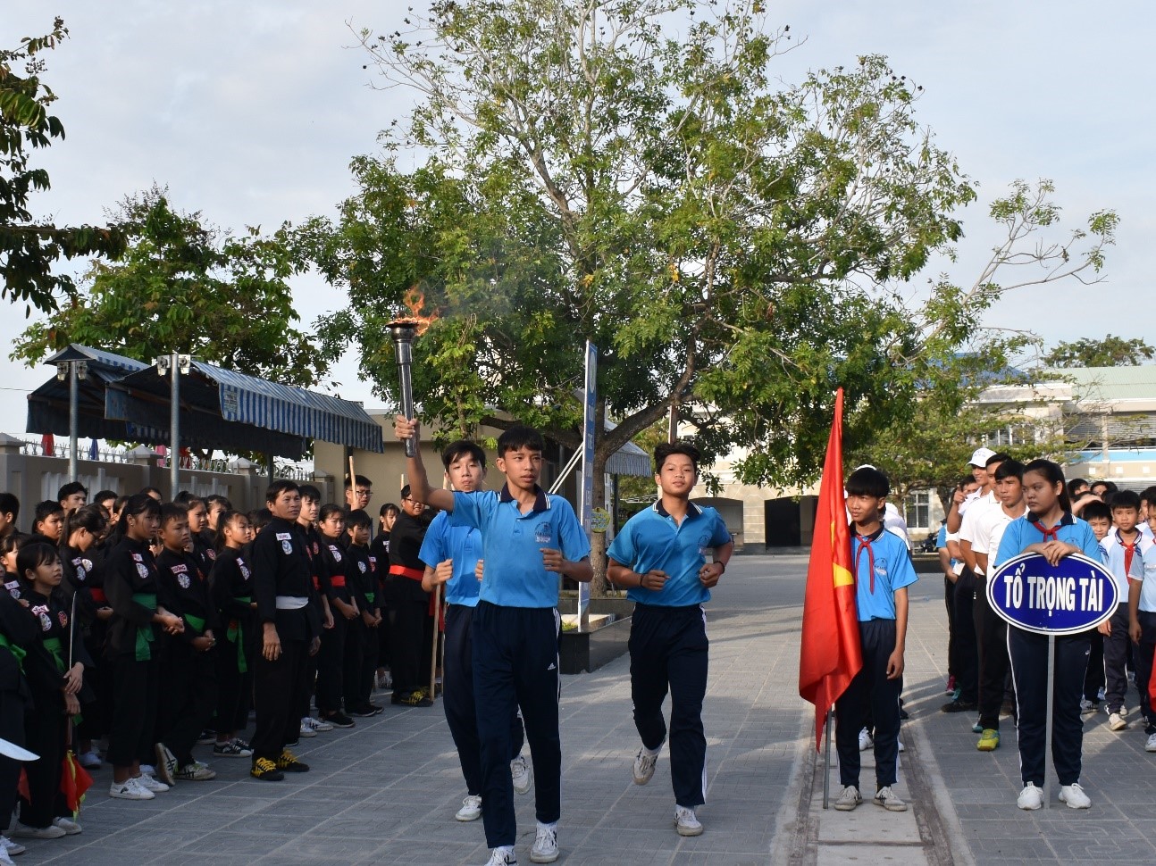 Các VĐV thực hiện nghi thức rước đuốc tại lễ khai mạc Hội khỏe Phù Đổng huyện Long Điền năm 2019. 