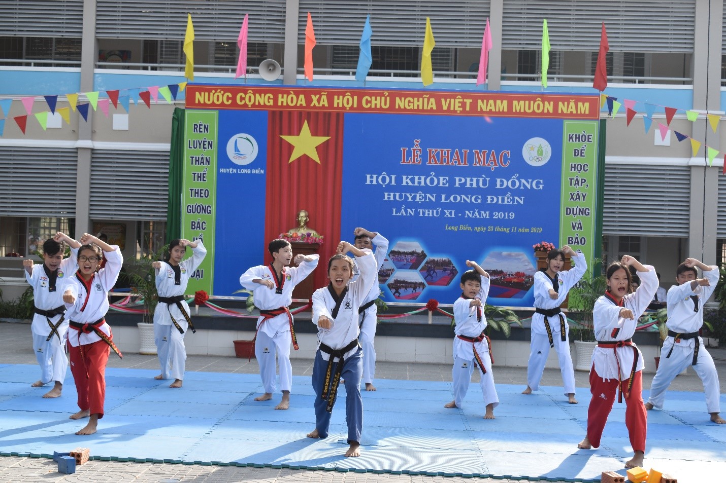Đồng diễn võ nhạc Taekwondo tại lễ khai mạc Hội khỏe Phù Đổng huyện Long Điền năm 2019.