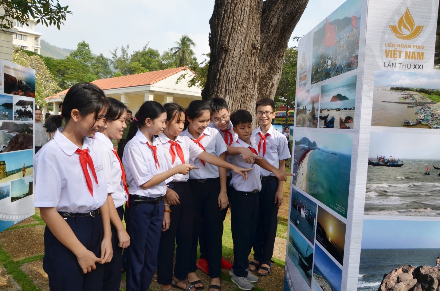 HS Trường THCS Vũng Tàu thích thú với các hình ảnh về biển đảo.