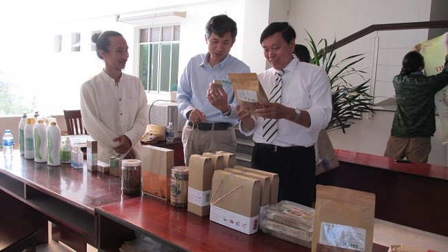 Các đại biểu tham quan sản phẩm Organics đến từ các nông trại TP.Hồ Chí Minh.