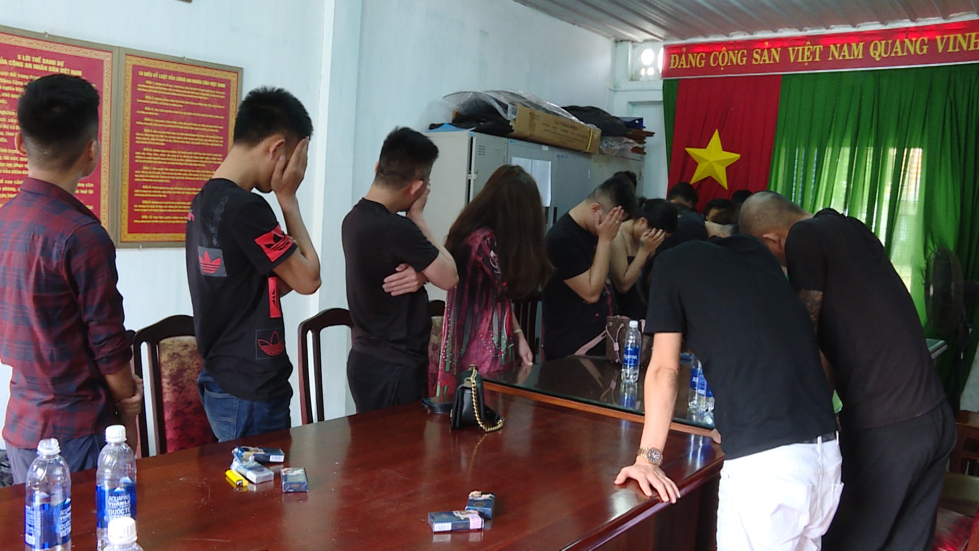 Các đối tượng tại cơ quan Công an.