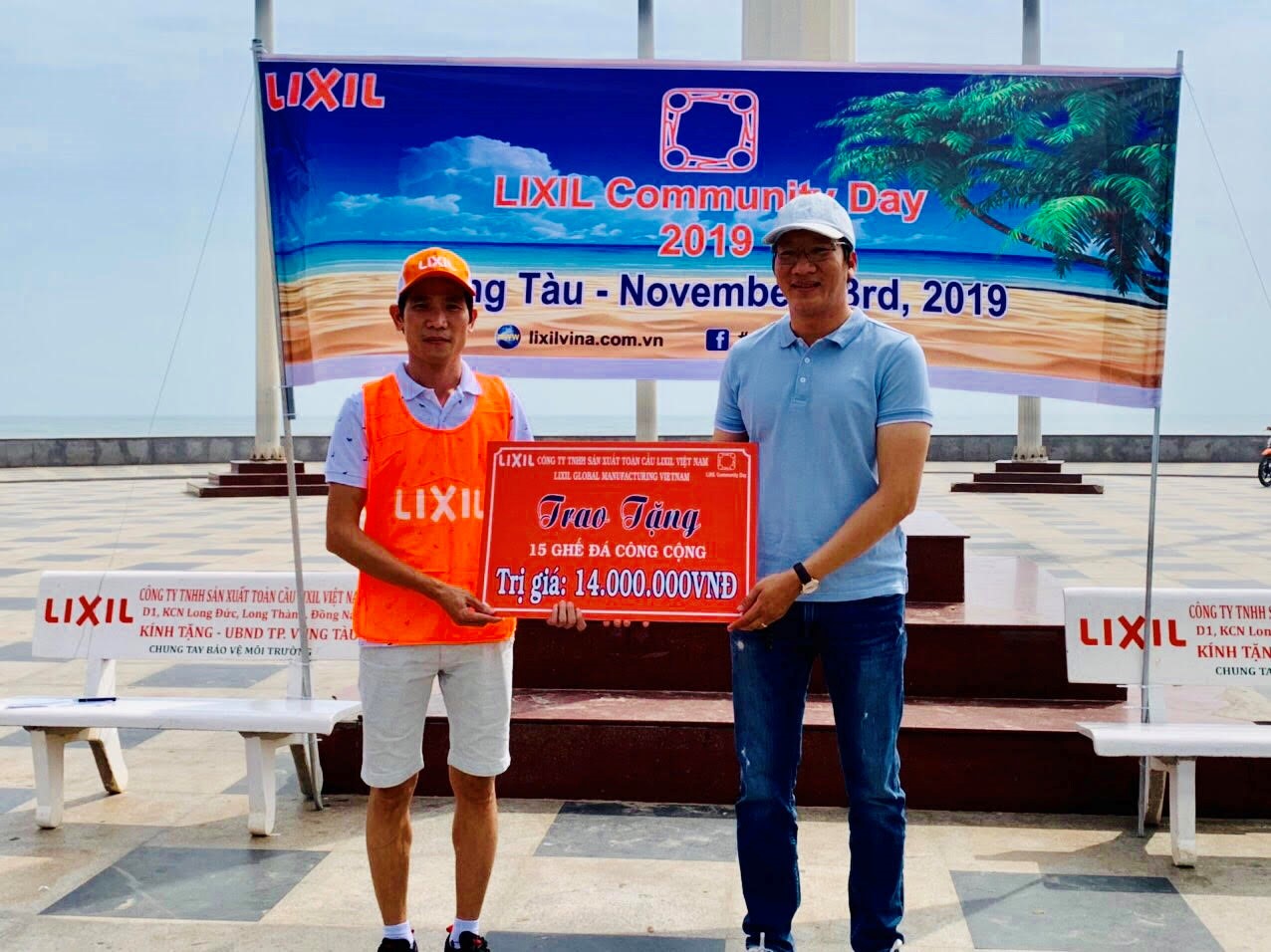 Đại diện Phòng TN-MT TP.Vũng Tàu (bên phải) nhận bảng tượng trưng số tiền trang bị 15 ghế đá công cộng do Công ty TNHH SX Toàn Cầu Lixil trao tặng.