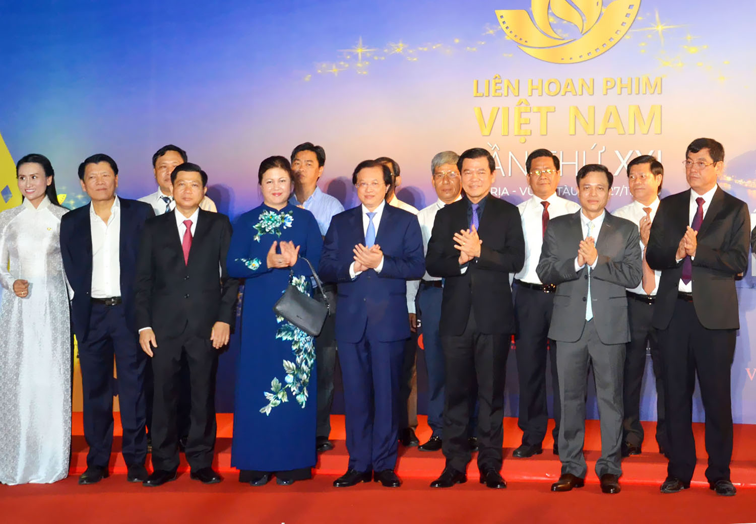 Ông Nguyễn Hồng Lĩnh (hàng đầu, thứ ba từ phải qua), Ủy viên Trung ương Đảng, Bí thư Tỉnh ủy, Chủ tịch HĐND tỉnh; ông Tạ Quang Đông (hàng đầu, thứ tư từ phải qua), cùng lãnh đạo Bộ VHTTDL, Cục Điện ảnh và lãnh đạo tỉnh Bà Rịa-Vũng Tàu tham dự Lễ khai mạc Liên hoan phim Việt Nam lần thứ 21.
