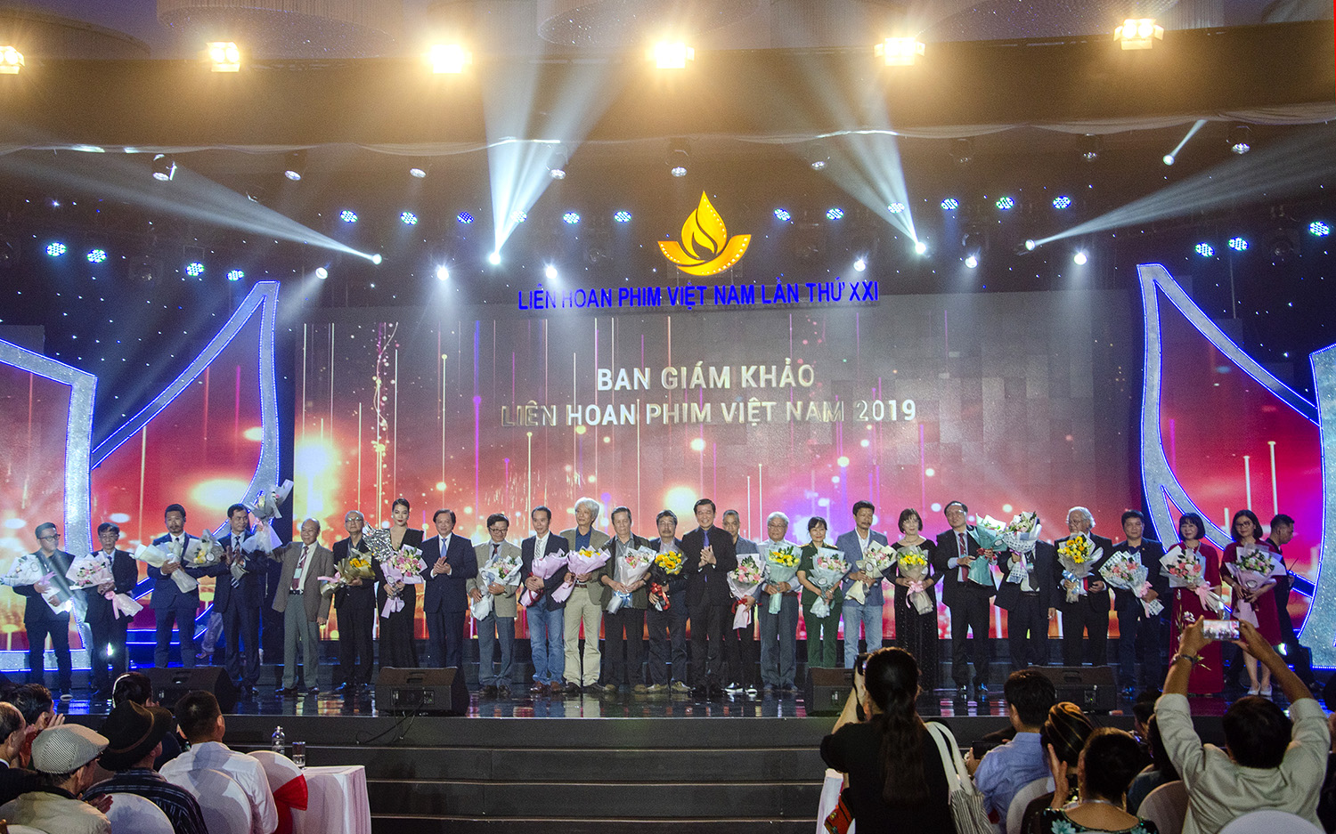 Ban tổ chức tặng hoa cảm ơn các nhà tài trợ tại Lễ khai mạc.