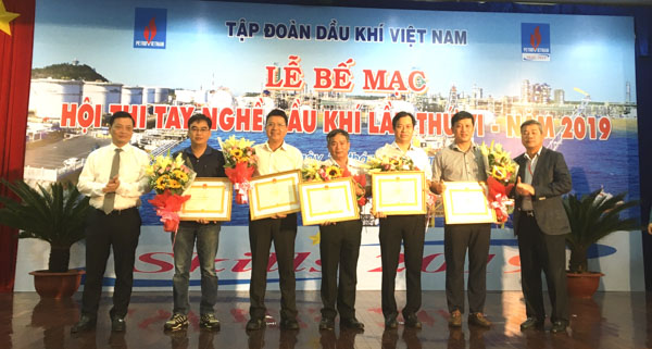 Ông Nguyễn Thành Long (bìa trái), Quyền Chủ tịch UBND tỉnh trao thưởng cho các tập thể đạt giải.