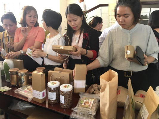 Đại biểu tham quan các sản phẩm nông nghiệp hữu cơ của doanh nghiệp đến từ  TP. Hồ Chí Mình trưng bày bên lề hội nghị kết nối nông nghiệp hữu cơ Việt Nam -  Australia.