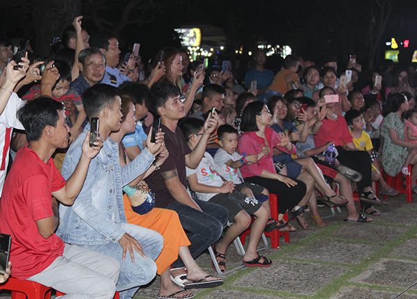 Hơn 1.000 khán giả tham dự buổi chiếu phim ngoài trời và giao lưu với ca sĩ Phương Thanh.