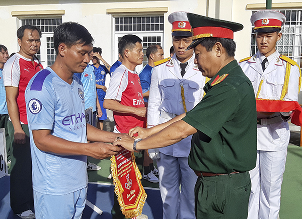 Đại tá Nguyễn Hoàng Tấn, Phó Chính ủy Bộ CHQS tỉnh tặng hoa cho đại diện các đội tham dự giải.