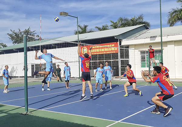 Trận đấu môn bóng chuyền giữa Liên quân Khối cơ quan Bộ CHQS tỉnh (phải) và Ban CHQS huyện Châu Đức.