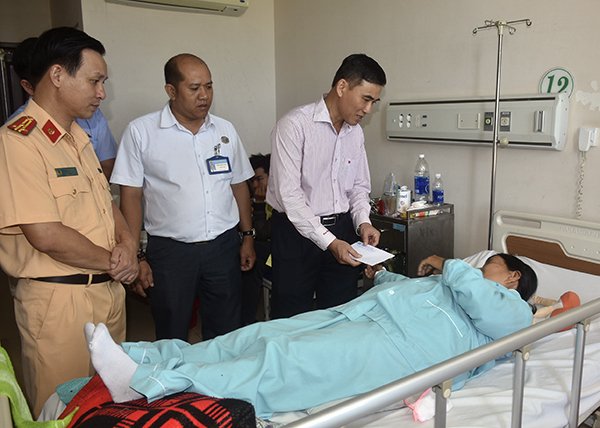 Ông Trần Thượng Chí, Giám đốc Sở GT-VT, Phó Ban Thường trực Ban ATGT tỉnh thăm hỏi, tặng quà cho bà Phan Thị Năm (SN 1956, trú tại TP.Bà Rịa) bị TNGT đang nằm điều trị tại Bệnh viện Bà Rịa. 