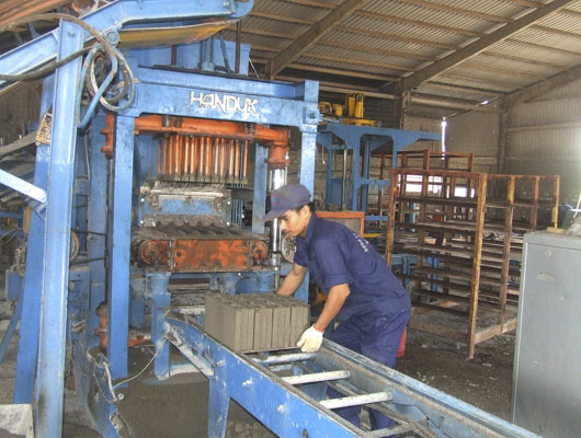  Người lao động đang làm việc tại Công ty CP Sản xuất VLXD DIC (TP.Bà Rịa). Ảnh: GIA BẢO