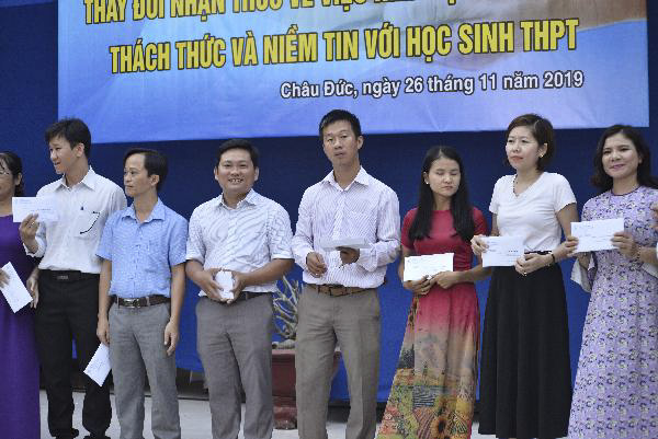 Các thầy, cô giáo, phụ huynh, cựu HS được nhận thẻ hiến tạng