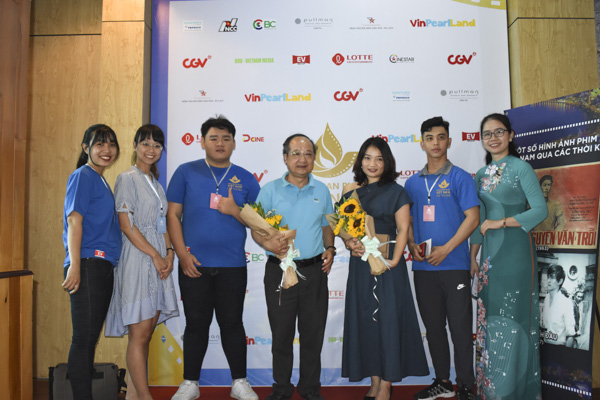 Ông Nguyễn Như Vũ, Giám đốc Hãng phim Tài liệu và Khoa học Trung ương (thứ 4 từ phải qua) và đạo diễn Đỗ Thị Huyền Trang chụp hình lưu niệm cùng khán giả và các tình nguyện viên tại Rạp chiếu phim Bà Rịa. Ảnh: PHI DŨNG