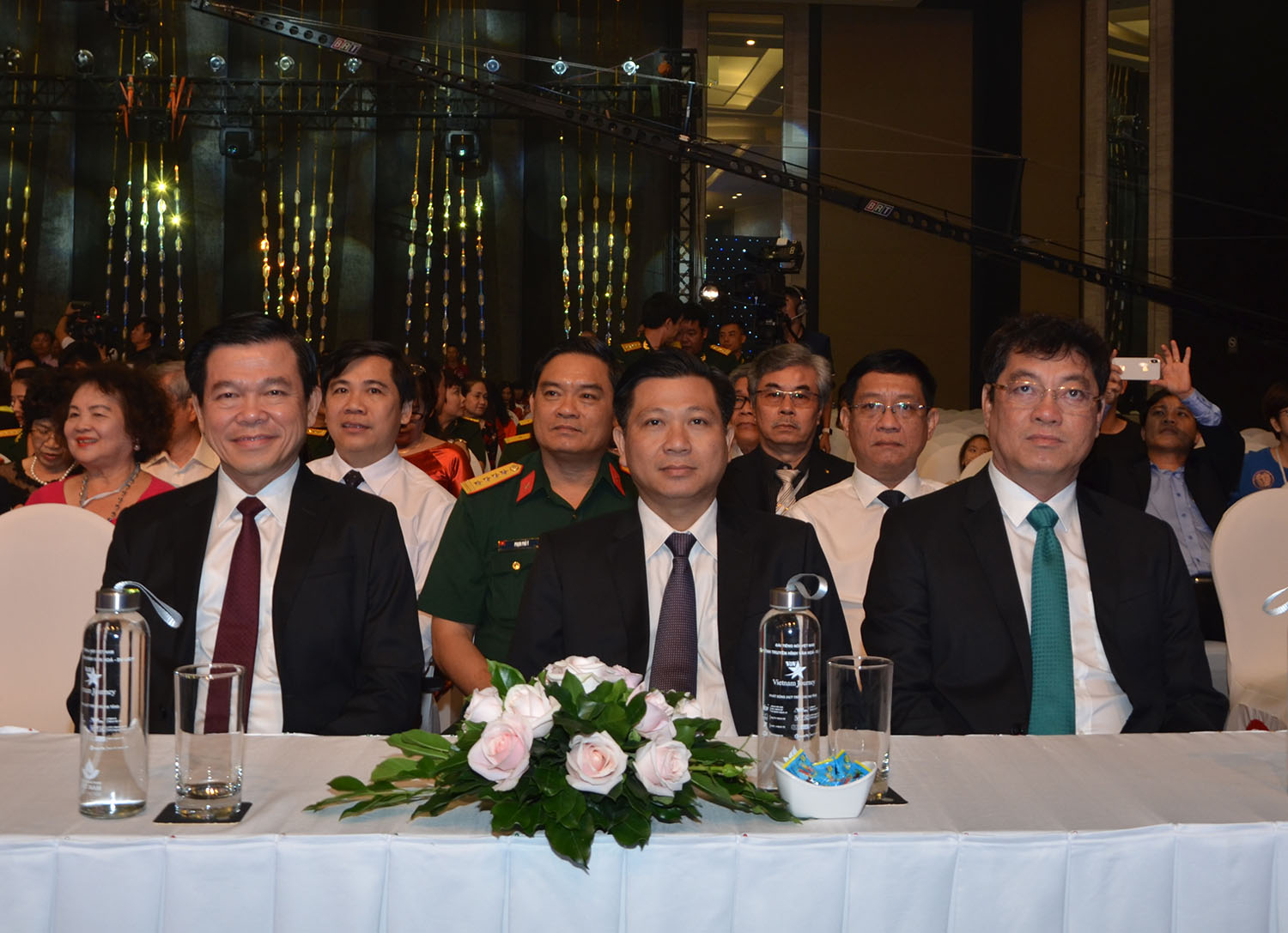 Ông Nguyễn Hồng Lĩnh (bên trái), Ủy viên Trung ương Đảng, Bí thư Tỉnh ủy, Chủ tịch HĐND tỉnh; ông Trần Đình Khoa (bên phải), Ủy viên Ban Thường vụ Tỉnh ủy, Bí thư Thành ủy Vũng Tàu và ông Trần Văn Tuấn, Phó Chủ tịch UBND tỉnh tham dự lễ bế mạc Liên hoan phim Việt Nam lần thứ 21.   
