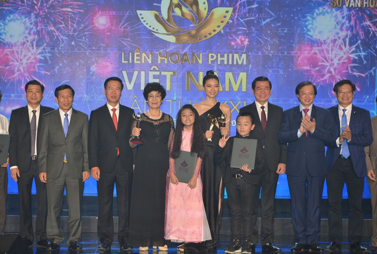 Ông Võ Văn Thưởng, Ủy viên Bộ Chính trị, Bí thư Trung ương Đảng, Trưởng Ban Tuyên giáo Trung ương; ông Nguyễn Ngọc Thiện, Bộ trưởng Bộ VHTTDL; ông Nguyễn Hồng Lĩnh, Ủy viên Trung ương Đảng, Bí thư Tỉnh ủy, Chủ tịch HĐND tỉnh chụp ảnh lưu niệm cùng các các nghệ sĩ, nhà sản xuất phim.