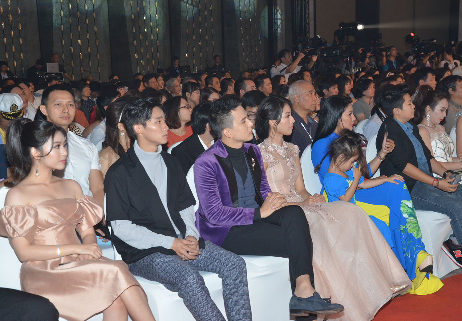 Các đại biểu trong giới nghệ sĩ điện ảnh tham dự lễ bế mạc. 