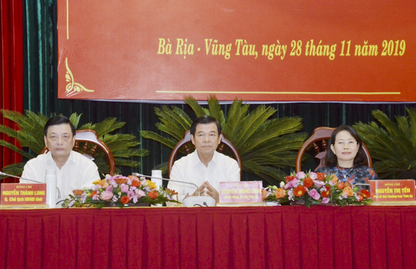 Ông Nguyễn Hồng Lĩnh (giữa), Ủy viên Trung ương Đảng, Bí thư Tỉnh ủy, Chủ tịch HĐND tỉnh; bà Nguyễn Thị Yến (bên phải), Phó Bí thư Thường trực Tỉnh ủy, Trưởng Đoàn ĐBQH tỉnh; ông Nguyễn Thành Long, Ủy viên Ban Thường vụ Tỉnh ủy, Quyền Chủ tịch UBND tỉnh, chủ trì hội nghị.