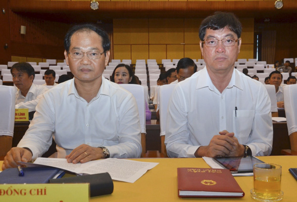 Ông Mai Ngọc Thuận, Ủy viên Ban Thường vụ Tỉnh ủy, Phó Chủ tịch HĐND tỉnh (bên phải) và ông Trần Đình Khoa, Ủy viên Ban Thường vụ Tỉnh ủy, Bí thư Thành ủy Vũng Tàu tham dự hội nghị.