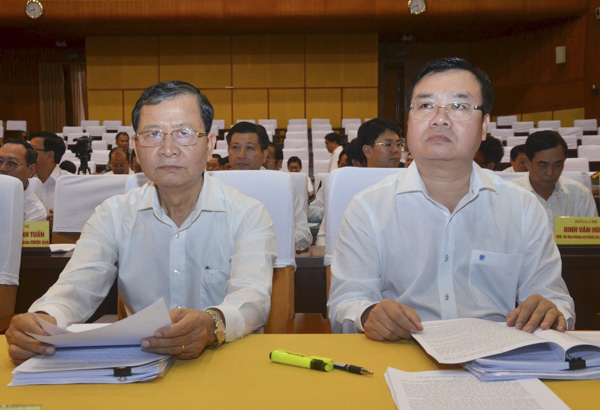 Ông Nguyễn Văn Đồng (bên phải), Ủy viên Ban Thường vụ Tỉnh ủy, Trưởng Ban Dân vận Tỉnh ủy và ông Lương Trí Tiên, Ủy viên Ban Thường vụ Tỉnh ủy, Trưởng Ban Nội chính Tỉnh ủy tham dự hội nghị.