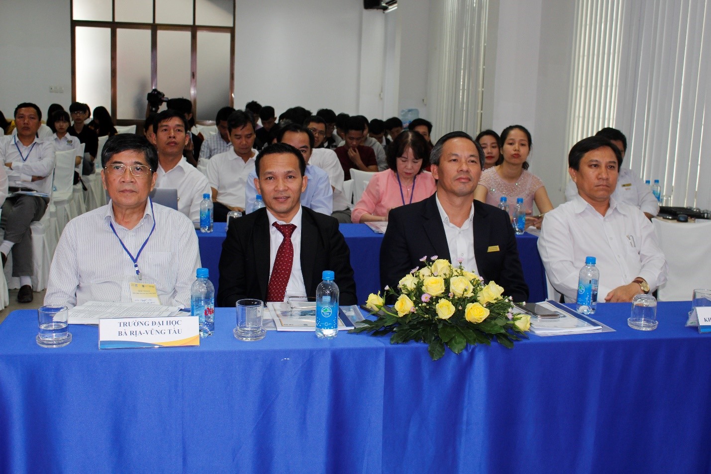 Ban giám hiệu Trường ĐH Bà Rịa – Vũng Tàu tham dự hội thảo.