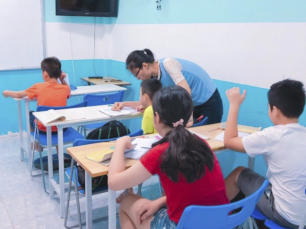 Giáo viên cơ sở DTHT Sao Việt (285 đường 2/9, TP. Vũng Tàu) dạy kèm cho học sinh.