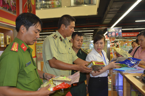 Lực lượng QLTT tỉnh tham gia đoàn kiểm tra liên ngành tỉnh kiểm tra nguồn gốc, xuất xứ hàng hóa tại một gian hàng kinh doanh các sản phẩm sâm tại Siêu thị Lotte Mart Vũng Tàu.