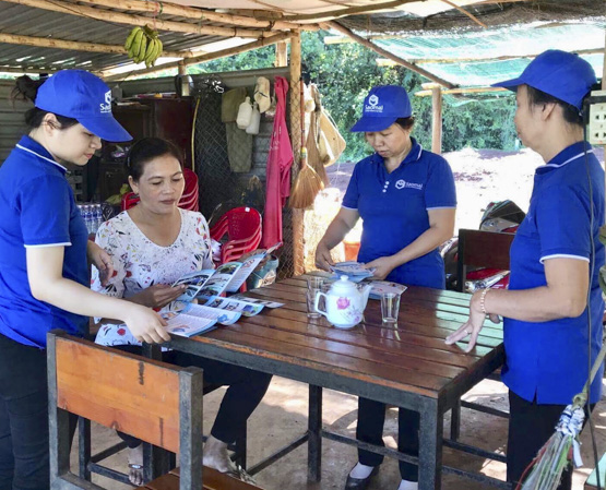 Chị nguyễn Thị Hoa (thứ 2 từ trái qua), thị trấn Ngãi Giao, huyện Châu Đức nhận tờ rơi tuyên truyền về bảo vệ nguồn nước.