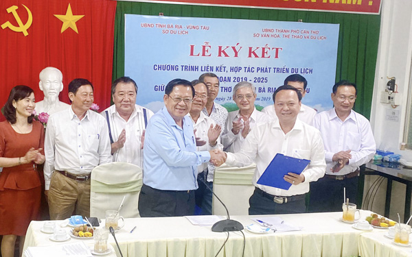 Ông Trần Việt Phường, Giám đốc Sở VH-TT-DL Cần Thơ và ông Huỳnh Bách Tiến, Phó Giám đốc Sở Du lịch BR-VT trao đổi bản thỏa thuận hợp tác về du lịch.