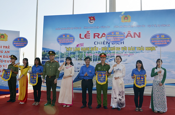 Thiếu tá Đồng Đức Vũ, Ủy viên Ban Thường vụ Trung ương Đoàn, Bí thư Đoàn Thanh niên Bộ Công an và anh Nguyễn Văn Tuân, Phó Bí thư Tỉnh Đoàn lên trao cờ lệnh cho các đội hình tình nguyện tại chiến dịch.