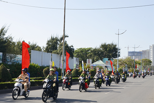 Lực lượng ĐVTN diễu hành tuyên truyền người dân nâng cao ý thức bảo vệ môi trường.