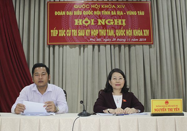 Đại biểu Nguyễn Thị Yến, Phó Bí thư Thường trực Tỉnh ủy, Trưởng Đoàn ĐBQH tỉnh và đại biểu Dương Tấn Quân, bác sĩ Bệnh viện Bà Rịa TXCT TX.Phú Mỹ.