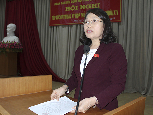 Đại biểu Nguyễn Thị Yến, Phó Bí thư Thường trực Tỉnh ủy, Trưởng Đoàn ĐBQH tỉnh thông báo kết quả Kỳ họp thứ 8, Quốc hội khóa XIV với cử tri TX.Phú Mỹ.