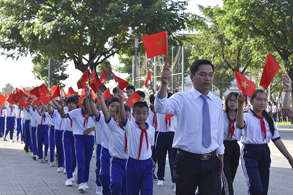 Ông Nguyễn Hòa Hiệp, Phó Chủ tịch HĐND huyện tặng hoa và cờ lưu niệm cho các đơn vị dự Hội khỏe Phù Đổng huyện Đất Đỏ năm 2019.