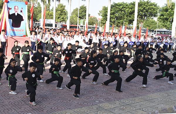 Các VĐV đồng diễn võ cổ truyền tại lễ khai mạc Hội khỏe Phù Đổng huyện Đất Đỏ năm 2019.