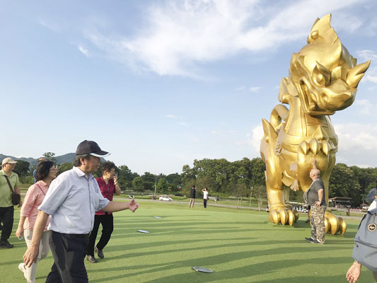Tour Thái Lan được nhiều khách chọn trong dịp Tết 2020. Trong ảnh: Du khách tham quan công viên Singha (tỉnh Chiangrai, Thái Lan). Ảnh: ĐĂNG KHOA