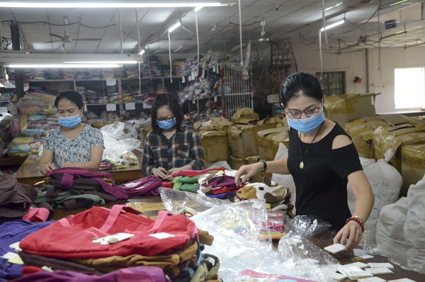 Công ty TNHH May mặc Thăng Long có năng lực sản xuất khoảng 90 ngàn sản phẩm may mặc/tháng là một trong những công ty mong muốn tìm kiếm mở rộng thị trường sang EU, ASEAN, Đài Loan, Hàn Quốc, Mỹ, Trung Quốc, Brazil.  Trong ảnh: Công nhân Công ty TNHH May mặc Thăng Long trong giờ sản xuất.