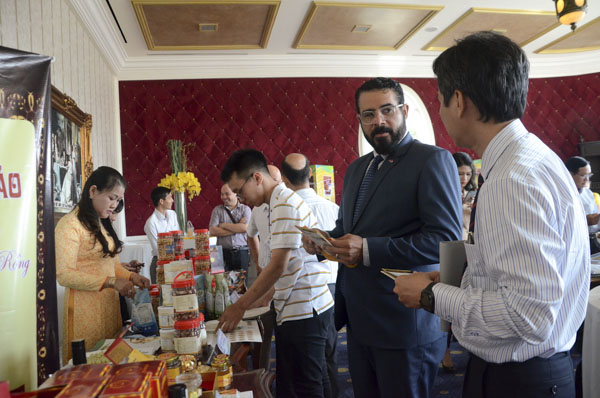 Đại biểu dự hội nghị tham quan các gian hàng triển lãm. Ảnh: ĐÔNG HIẾU