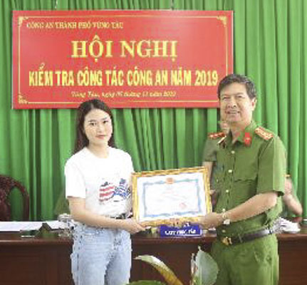 Đại tá Đoàn Minh Quyết, Trưởng Công an TP.Vũng Tàu trao giấy khen của Chủ tịch UBND TP.Vũng Tàu cho chị Tạ Thị Thanh.