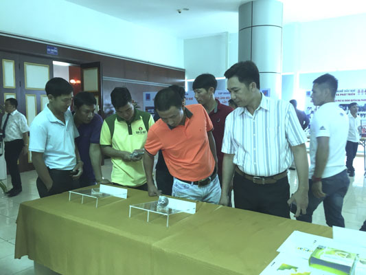 Đại biểu tham quan các bài dự thi được trưng bày tại lễ bế mạc Hội thi tay nghề ngành dầu khí.