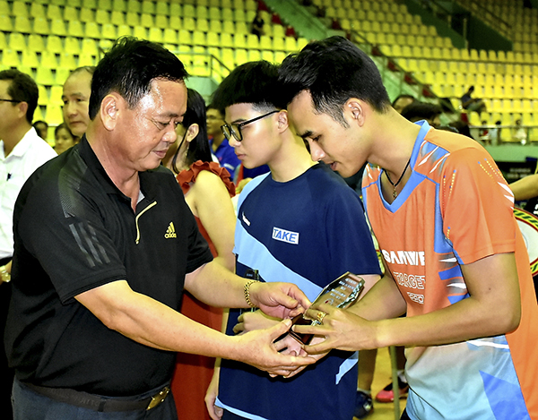 Ông Nguyễn Quang Trung, Chủ tịch Liên đoàn bóng bàn tỉnh trao kỷ niệm chương cho các nhà tài trợ.
