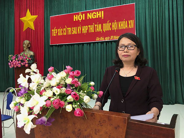 Đại biểu Nguyễn Thị Yến, Phó Bí thư Thường trực Tỉnh ủy, Trưởng Đoàn ĐBQH tỉnh thông báo kết quả Kỳ họp hứ 8, Quốc hội khóa XIV đến cử tri Côn Đảo.