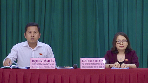 Đại biểu Nguyễn Thị Yến, Phó Bí thư Thường trực Tỉnh ủy, Trưởng Đoàn ĐBQH tỉnh thông báo kết quả Kỳ họp hứ 8, Quốc hội khóa XIV đến cử tri Côn Đảo.