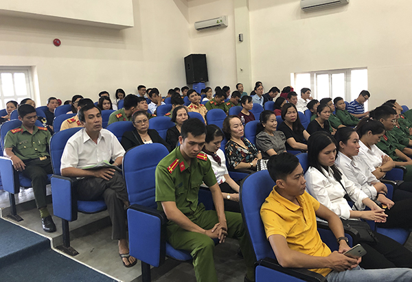 Cử tri huyện Côn Đảo tham dự buổi TXCT.